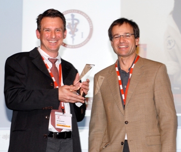 Dr. Reito Neiger, EEC member, presented the award to Dr. Jan Suchodolski Dr. Reito Neiger, EEC member, presented the award to Dr. Jan Suchodolski